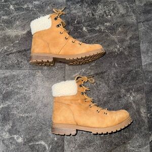 Cliffs by WHITE MOUNTAIN Faux Fur Trim Lace Up Boots Size 8M NWOT